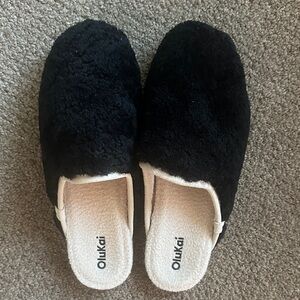 OluKai Women's Cozy Black Slippers